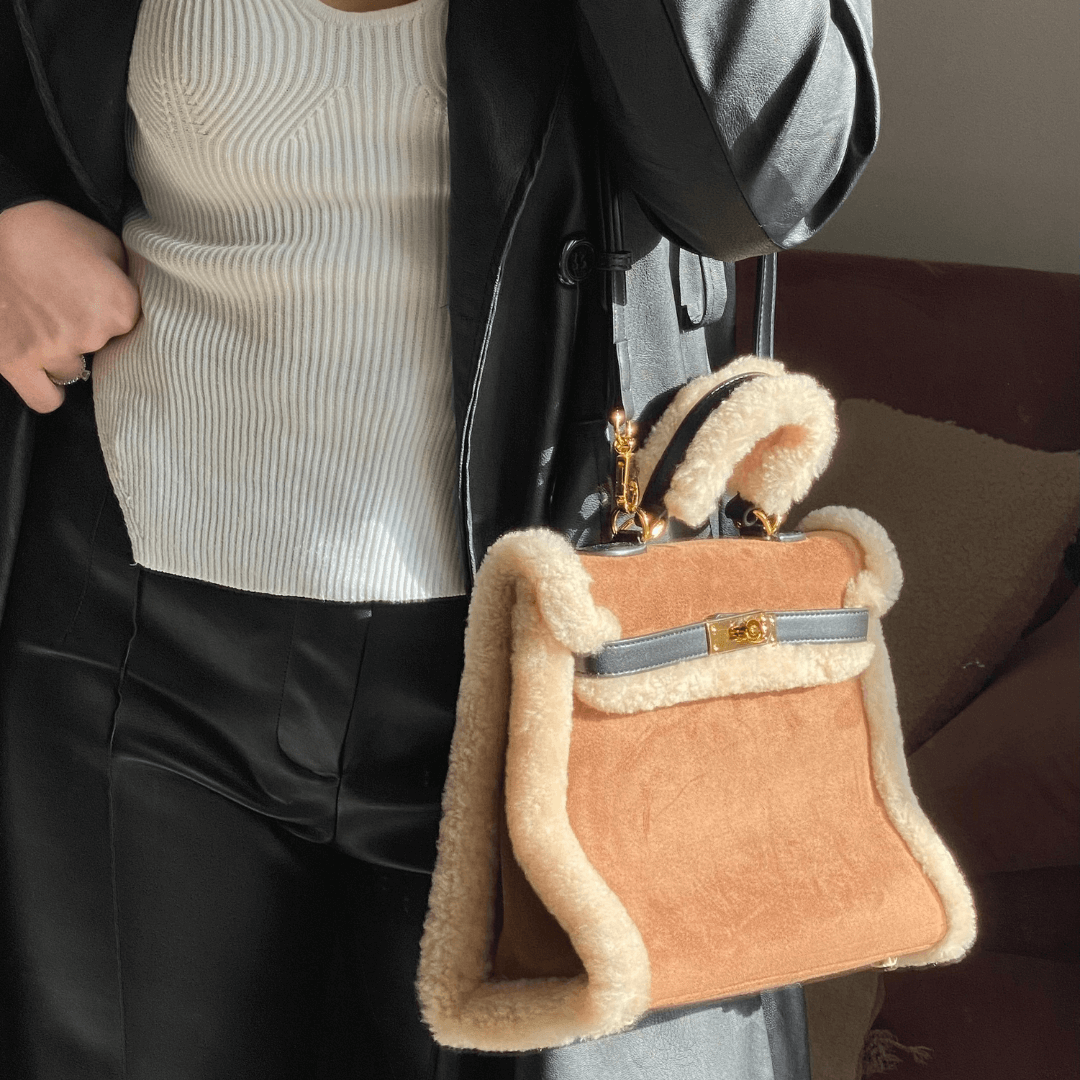 Éléonore | Toteväska i mocka med fårskinnsdetaljer