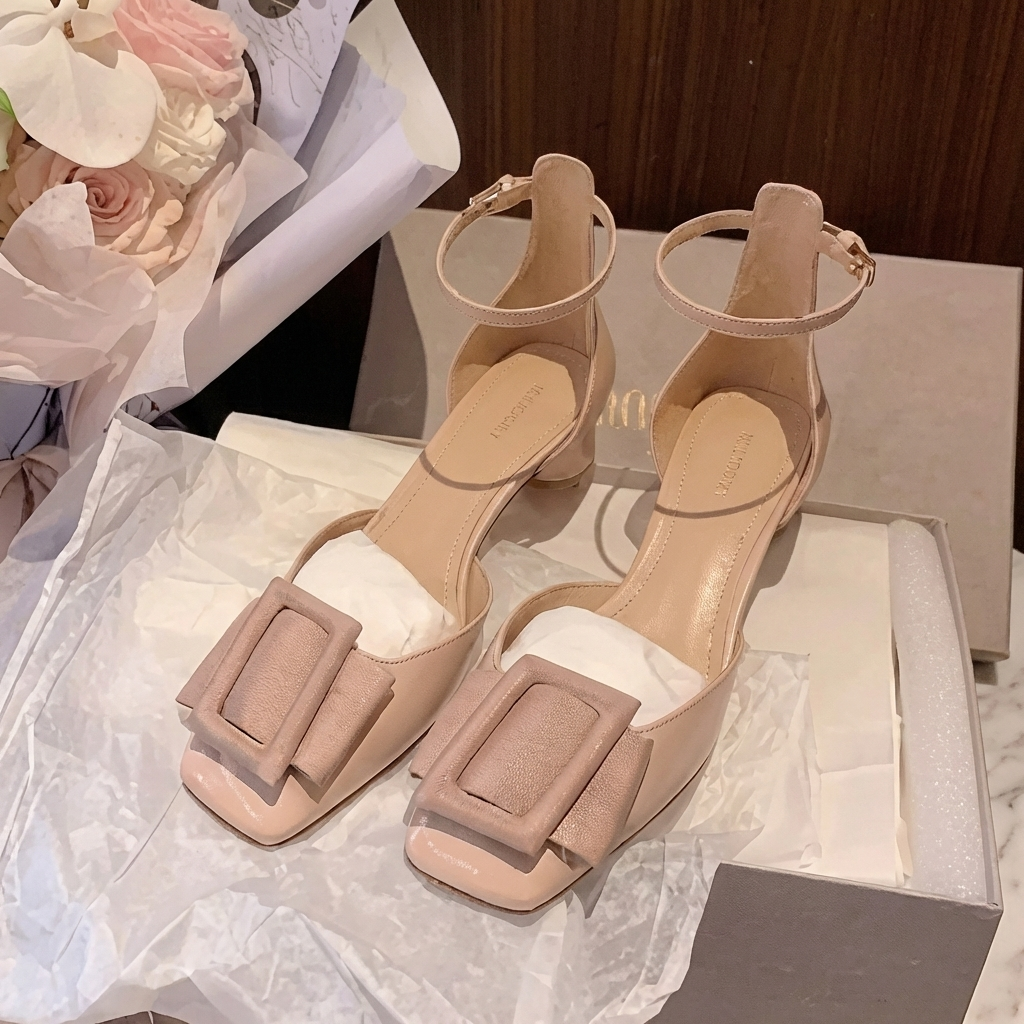 Sandrine | Lackpumps med spänne