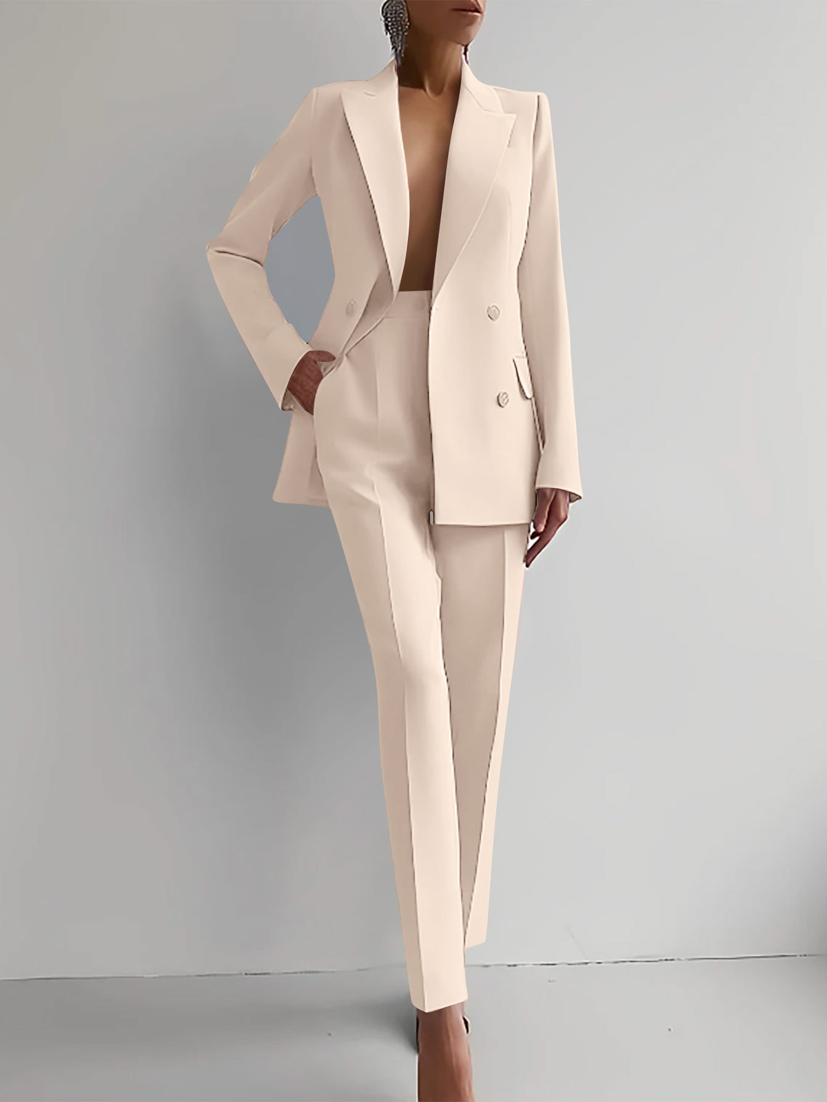 Eleonor – Elegant Kvinndräkt