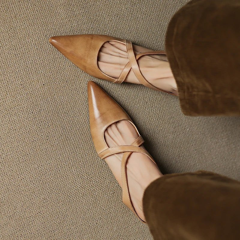 Harper – Läder Mules Med Korsrem Spetsig Tå Låg Klack Slip-On