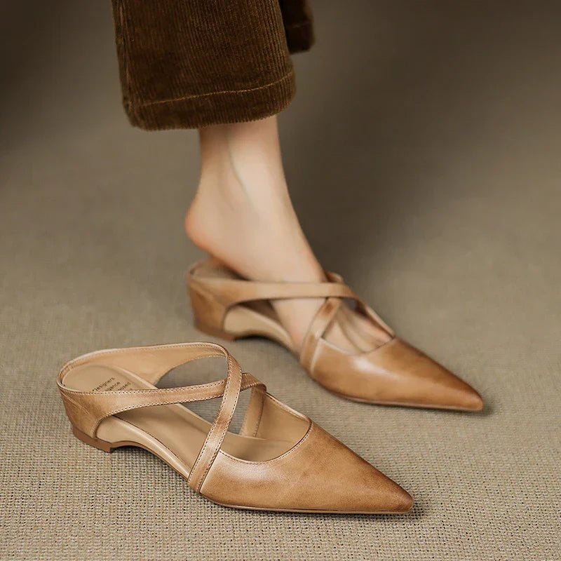 Harper – Läder Mules Med Korsrem Spetsig Tå Låg Klack Slip-On