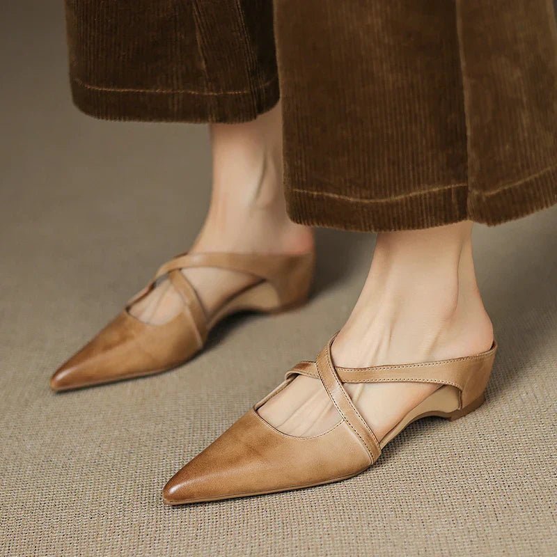 Harper – Läder Mules Med Korsrem Spetsig Tå Låg Klack Slip-On