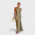 Marita – elegant maxiklänning med asymmetrisk design
